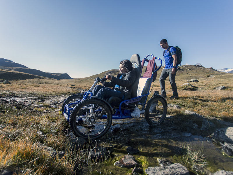 Prêt de sièges motorisés QUADRIX via le refuge du Plan du lac au Parc national de la Vanoise, dans le cadre du partenariat GMF-Parc Nationaux de France. Crédit photo : Emmanuel Rondeau / OFB