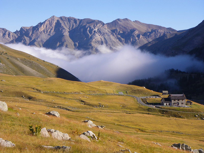 Le refuge de la Cayolle à la fin du mois d'août. Une mer de nuages stationne au fond de la vallée du Bachelard. Crédit photo : Marion Bensa / Parc national du Mercantour