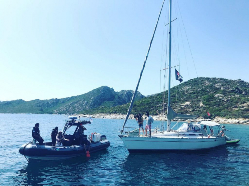 Reportage avec l'équipe du Parc naturel marin du cap Corse et des Agriates auprès des plaisanciers présents dans le golfe. Crédits : Madeleine Cancemi /OFB