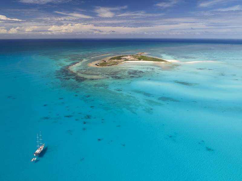 Voilier Antsiva au mouillage devant l'Ile du Lys, photographié par drone lors d'une de connaissances sur les herbiers à "Thalassodendron". Crédit photo : Hendrik Sauvigne / OFB