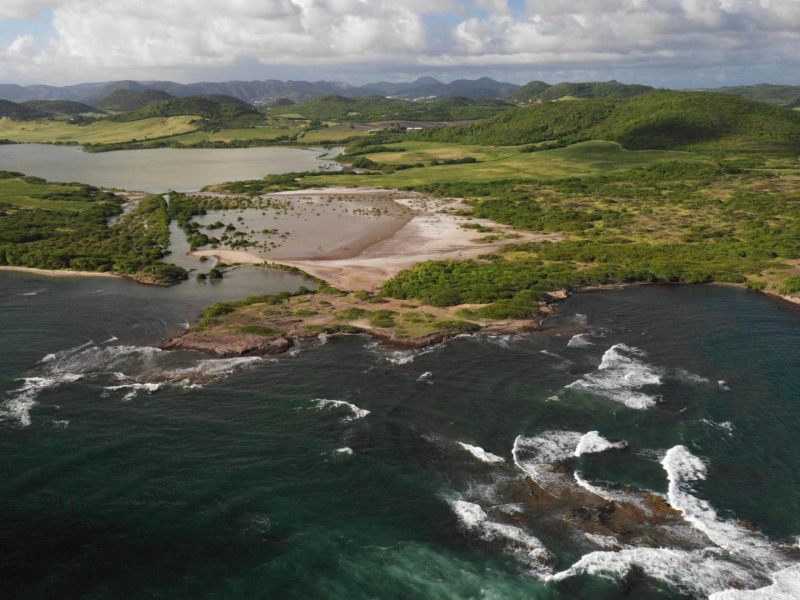Paysage marin de Martinique. Crédit photo : Prodrone360