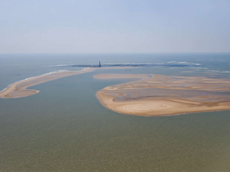 A l’embouchure de la Gironde, le plateau de Cordouan et son phare mythique se découvrent. Crédit photo : Laurent Mignaux / Terra