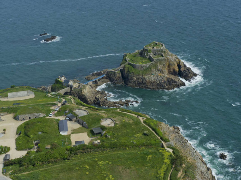 Plougonvelin et fort de Bertheaume vus du ciel, Parc naturel marin d’Iroise. Crédit photo : Laurent Mignaux / Terra