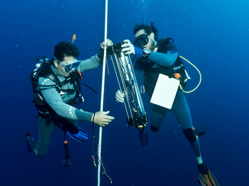 Déploiement d'un hydrophone. Crédit photo : Alain Goyeau