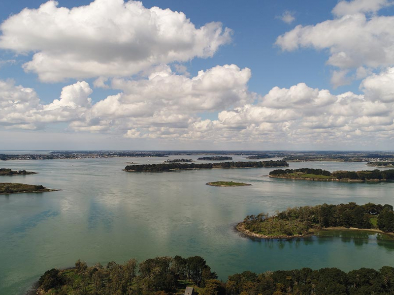 Vue aérienne de la réserve nationale de chasse et de faune sauvage du golfe du Morbihan. Crédit photo : Jérôme Cabelguen / OFB