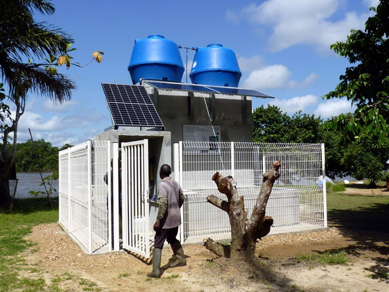 Installation d’un forage pour l’alimentation en eau potable (Village du Kaba – Papaichton). Crédit photo : Djorjo Bodo / Mairie de Papaichton