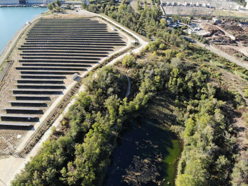 Parc photovoltaïque sur la Réserve nationale de chasse et de faune sauvage de Donzère-Mondragon. Crédit photo : Eric Hansen / OFB