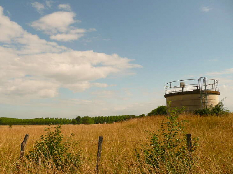 Puits de captage dans une prairie de fauche. Crédit photo : Philibert Soufflot / Office français de la biodiversité