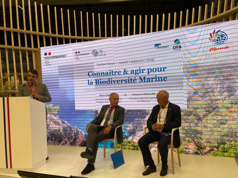 De gauche à droite, Pierre Dubreuil et François Houllier lors de la conférence "Connaitre agir pour la biodiversité marine" lors du Congrès mondial de la Nature.