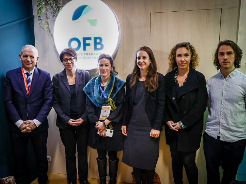 De gauche à droite : Pierre Dubreuil, directeur général de l’OFB, Maud Lelièvre, présidente du Comité français de l’UICN, Florence Clap, chargée de Programme politique de la biodiversité - UICN, Audrey Coreau, directrice Acteurs et Citoyens - OFB, Valérie Moral et Fabien Kufel chargés de mission - UICN. Crédit photo : Philippe Massit / OFB  