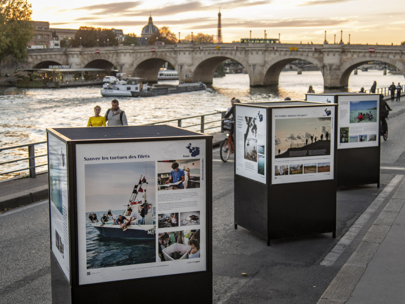 L'exposition "Amer" sur les quais de Seine. Crédit photo : Collectif Argos