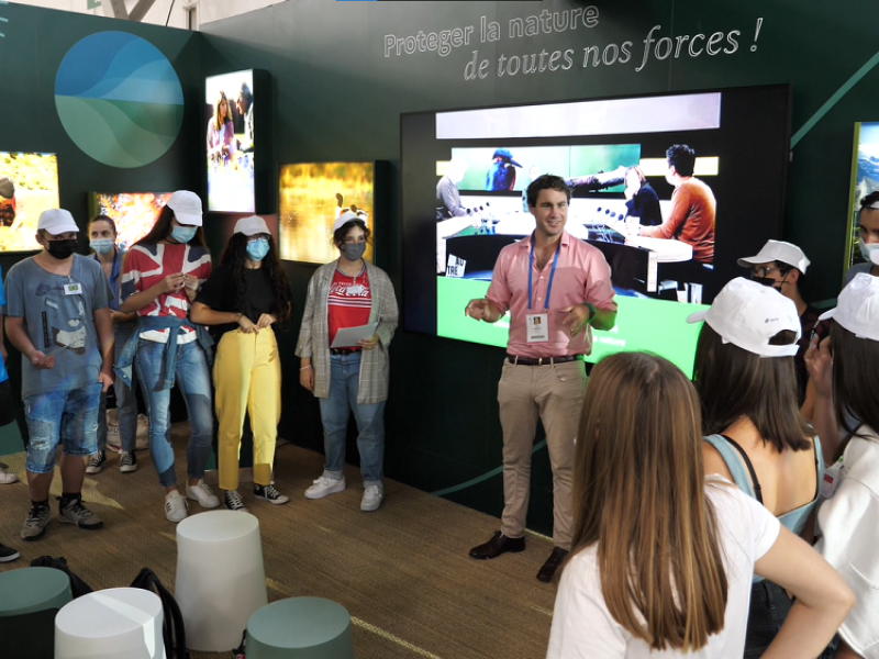 Des séances de négociations ont été organisées avec des scolaires sur le stand OFB dans le cadre des Espaces générations nature du Congrès mondial à Marseille en septembre 2021. Crédits : Rémi Knaff / OFB