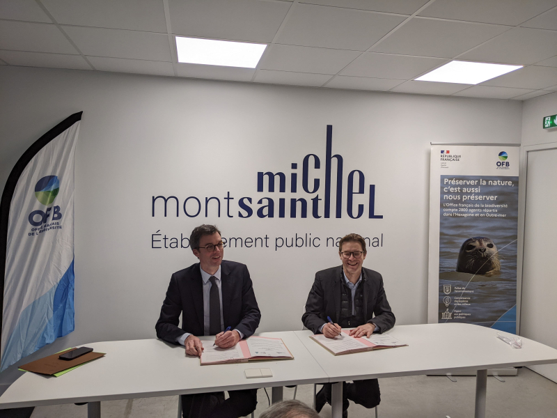 Signature de la convention de partenariat par Thomas Velter, directeur général de l’EPN du Mont Saint-Michel (à gauche) et Olivier Thibault, directeur général de l’OFB (à droite). Crédit photo : Office français de la biodiversité