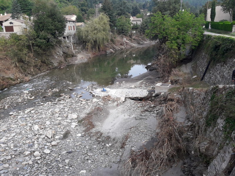 La destruction de postes de relevage des eaux usées a nécessité une intervention en urgence. Crédits : service départemental du Gard / OFB