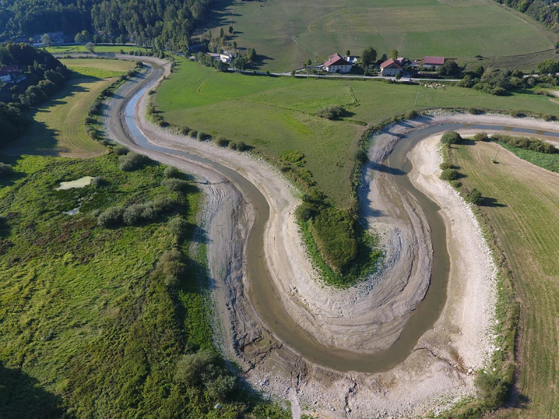Abaissement important du cours d'eau à Villers-le-Lac (2018). Crédit photo : Michel Bramard / OFB