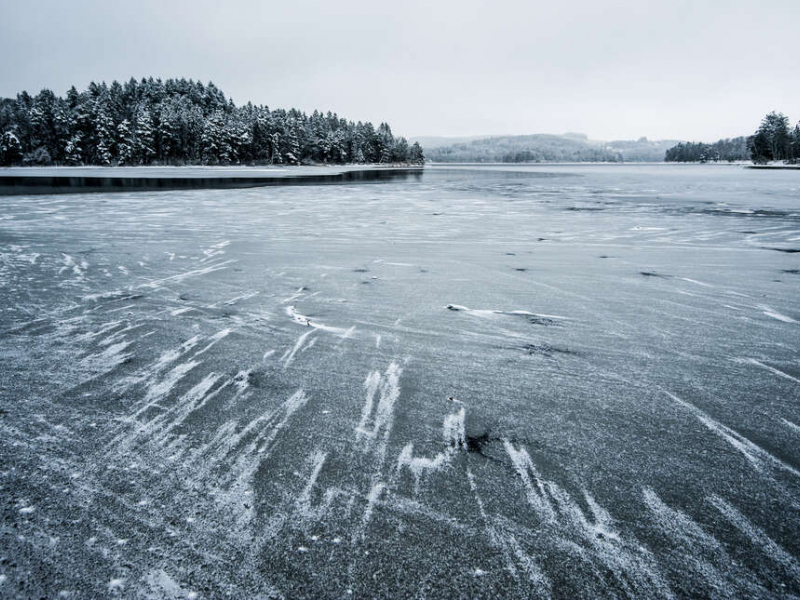 Le lac des Settons gelé (image d'illustration). Crédit photo : Fabien Salles / OFB
