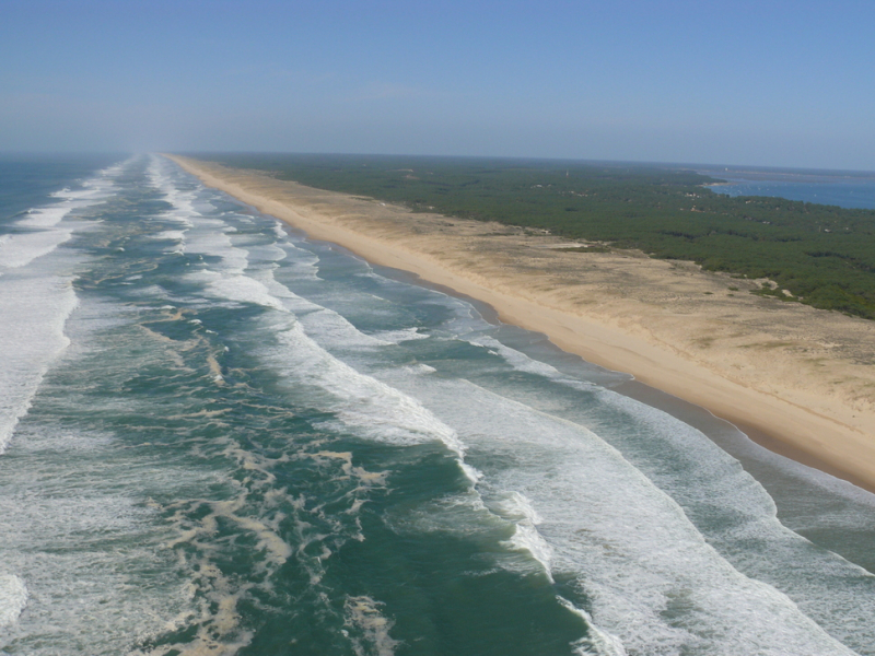 La façade océane de la flèche du Cap Ferret présente ses plages sableuses aux vagues de l'Atlantique. Crédit photo : Jean-Marie Froidefond / Laboratoire Epoc / Université Bordeaux 1