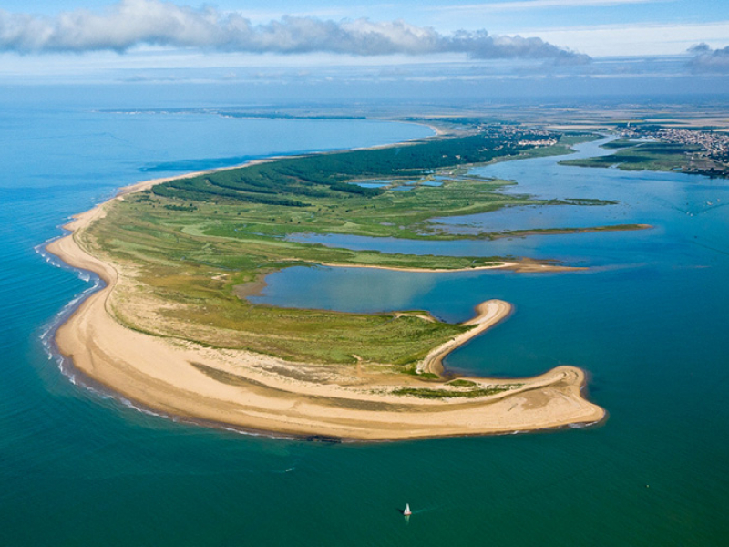 Vue aérienne de la pointe d’Arçay. Crédits : CRT 85