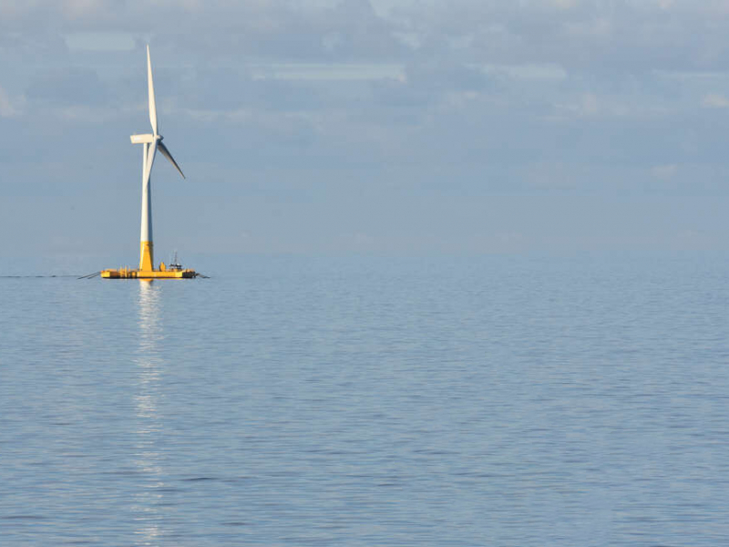 Une éolienne flottante est une éolienne montée sur une structure flottante qui permet à la turbine de produire de l'électricité plus loin des côtes, où l'eau est beaucoup plus profonde et les vents plus forts et stables. Crédits : Benjamin Guichard / OFB