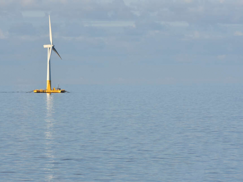 Une éolienne flottante est une éolienne montée sur une structure flottante qui permet à la turbine de produire de l'électricité plus loin des côtes, où l'eau est beaucoup plus profonde et les vents plus forts et stables. Crédits : Benjamin Guichard / OFB