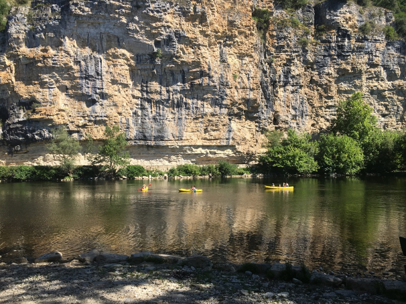Sur le site de Gluges, dans le Lot, des faucons pélerins et des grands ducs sont de nouveaux observés au bord de la Dordogne. Crédits : Perrine Riaza-Wallet / OFB