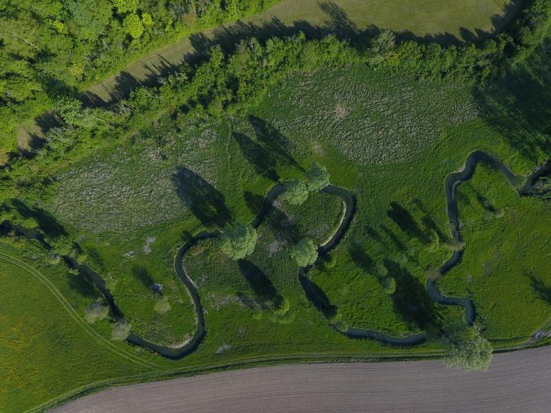 Reméandrage d’une rivière de plaine. Crédits :Michel Bramard OFB