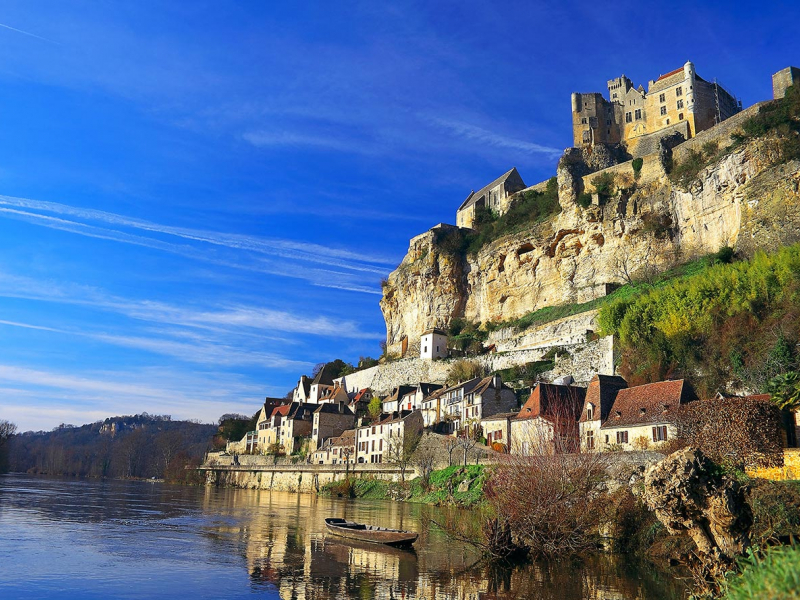 Château de Beynac et village au bord de la Dordogne. Crédit photo : Laurent Lhoté / Biosphoto