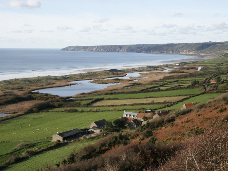 La Réserve naturelle nationale de la Mare de Vauville, comprend une vaste étendue d’eau douce, isolée de la mer par un étroit cordon dunaire. Crédit : Karine Dedieu / Office français de la biodiversité