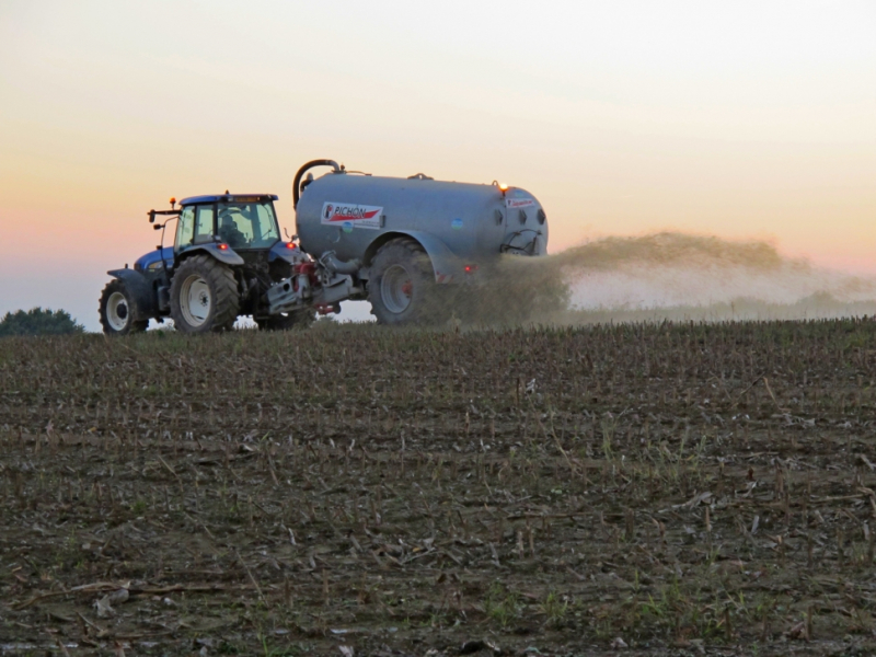 Exemple d'un épandage de lisier sur une parcelle de maïs fourrage. Crédit photo : Michel Bramard / OFB