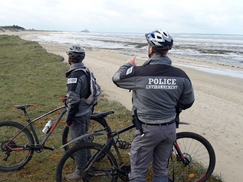 Surveillance de la Baie du Mont Saint-Michel par des agents de l'OFB. Crédit photo : S. Honoré / OFB