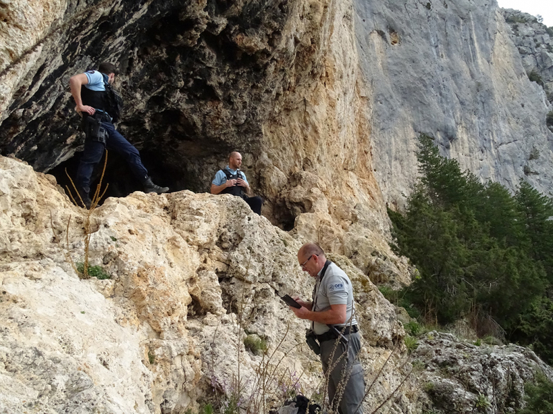 Constatations techniques sur la falaise équipée de voies d'escalade. Crédit photo : Pierre-Yves Coromp / OFB