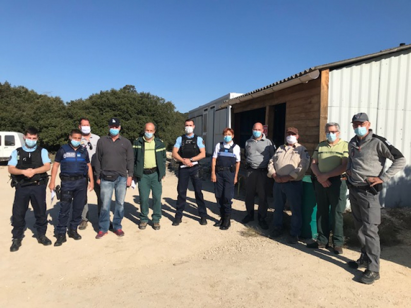 Les agents mobilisés pour l'opération interservices. Crédit photo : Mairie de Rochefort-du-Gard