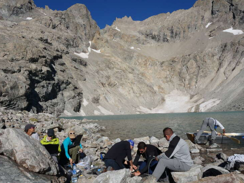 Le lac du Pavé est un lac récent issu de la fonte des glaciers. Très exposé et sensible aux changements climatiques, l'observation de son évolution sur une durée de dix ans permettra de déterminer et quantifier l'importance du réchauffement climatique en cours. Crédit photo : Yannick Pognart / OFB