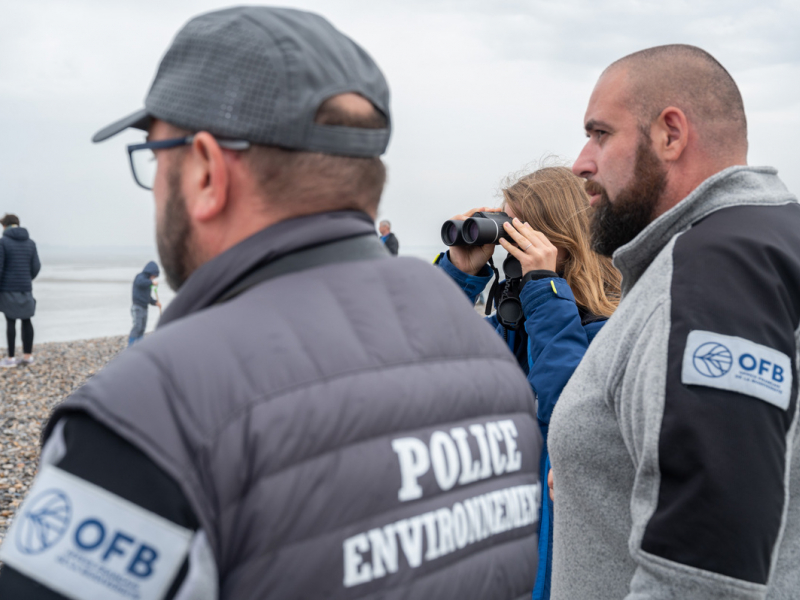 Inspecteurs de l'environnement au Hourdel pour l'opération de lutte contre le dérangement des phoques. Crédit photo : Audrey Agostinelli / Marine nationale / Défense