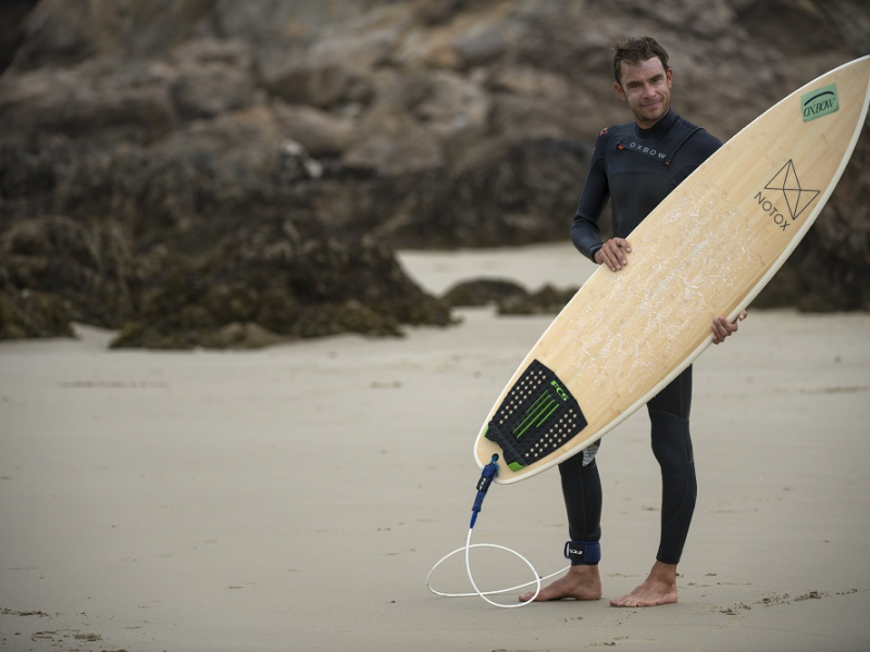 Ewen Legoof pratique le surf depuis 25 ans dans le respect de la nature. Crédits : Ronan Gladu