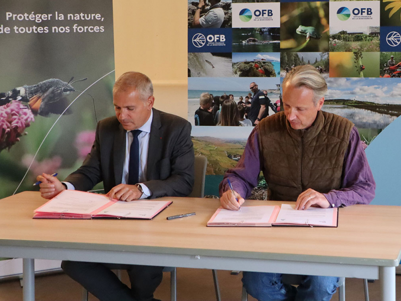 Signature de la convention OFB-Domaine national de Chambord, le 23 juin 2021 par Pierre Dubreuil, Directeur général de l’OFB, et Jean d’Haussonville, Directeur général du Domaine national de Chambord. Crédit photo : Romane Dondi / OFB