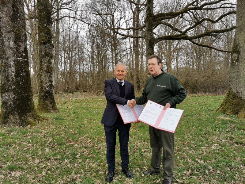 Pierre Dubreuil, Directeur général de l’OFB et Bertrand Munch, Directeur de l’ONF le 17 mars à Saint Benoît. Crédit photo : OFB