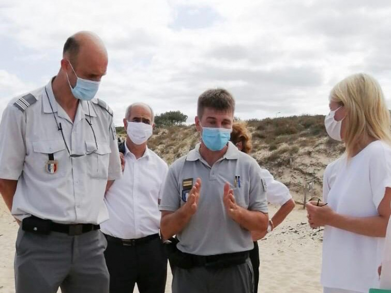 Bérangère Abba, aux côtés des agents de l’OFB, au sein de la RNN du courant d’Huchet. Crédits : Romane Dondi / Office français de la biodiversité