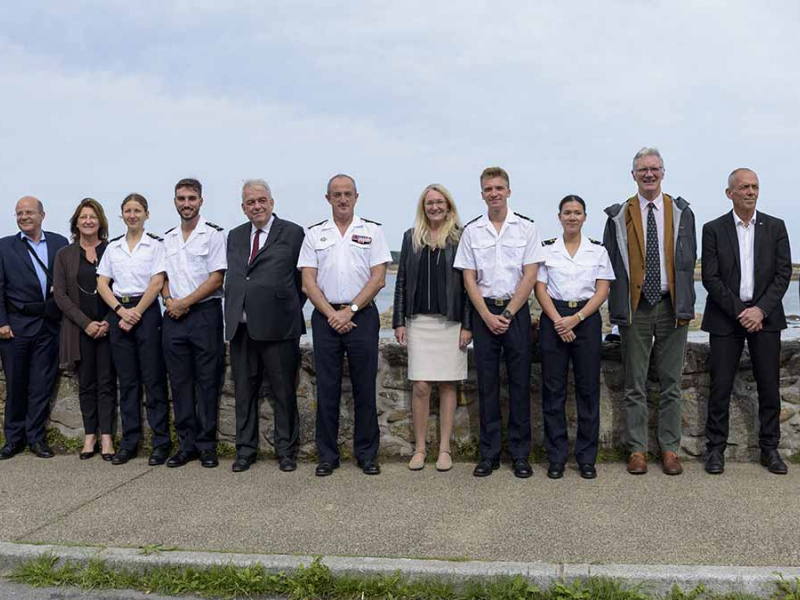 Photo de groupe avec l'amiral Nicolas Vaujour, chef d'état-major de la marine (CEMM) , les quatres volontaires officiers aspirants (VOA) de la mission Bougainville, l'amiral Christophe Prazuck ainsi que les grands acteurs de la mission Bougainville, devant le front de mer de Roscoff , le 26 septembre 2023 à Roscoff. Crédit photo : Sarah Lacarrere / Marine Nationale / Défense