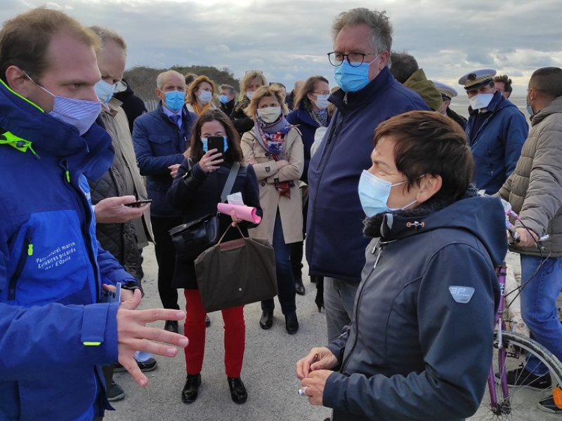 Annick Girardin en visite officielle à Hourdel, sur le parc marin des Estuaires picards et de la mer d’Opale. Crédits : Frédéric Fasquel / OFB