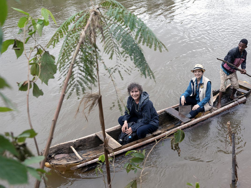 Marie-Monique Robin et Juliette Binoche (Madagascar, district de Ranomafana). Crédit photo : Pierrot Men