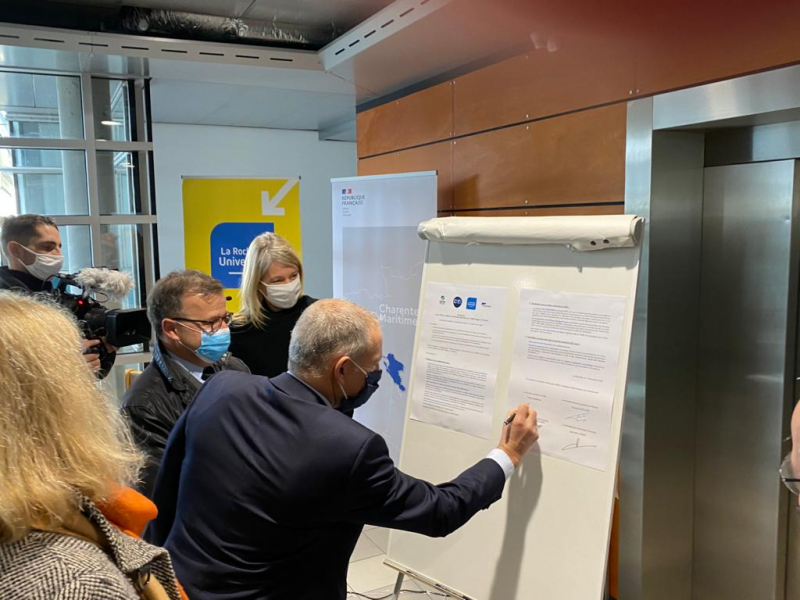 Pierre Dubreuil, directeur de l'OFB, signe la déclaration d'intention pour mettre en place des actions communes en faveur de la protection des mammifères marins. Crédit photo : OFB