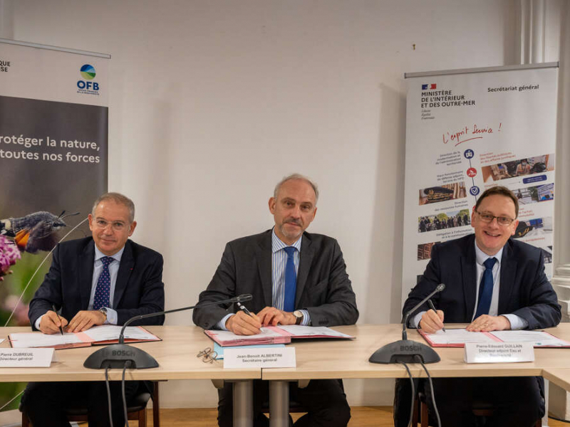 Pierre Dubreuil, directeur général de l’OFB, Jean-Benoît Albertini, secrétaire général, ministère de l’Intérieur et Pierre-Edouard Guillain, directeur adjoint eau et biodiversité, ministère de la Transition écologique et de la Cohésion des territoires. Crédit photo : Aurore Lejeune