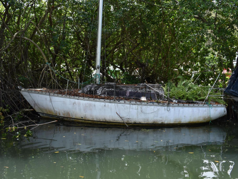 Bateau hors d'usage polluant la baie. Crédit photo : Paul Giannasi / OFB