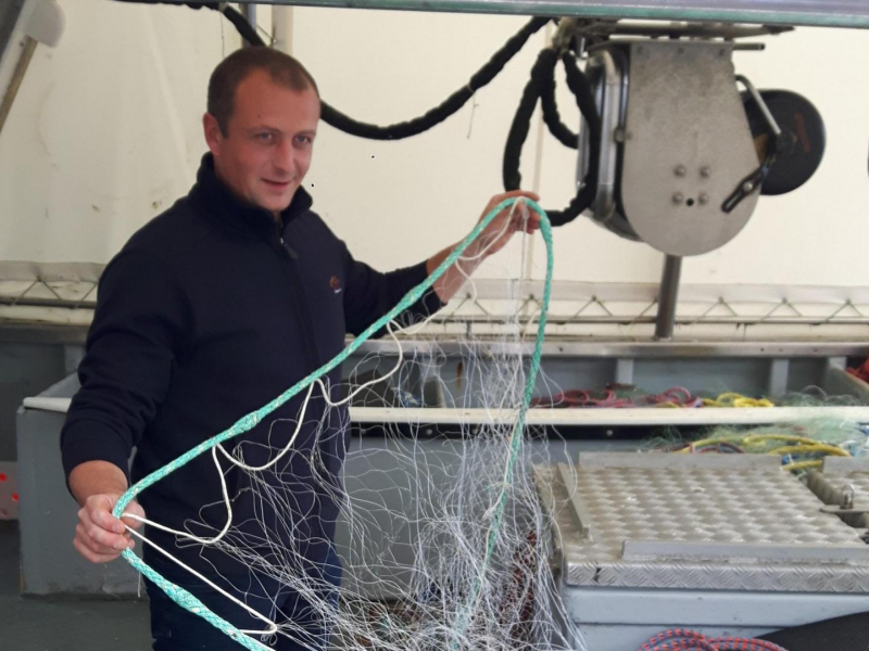 Jérémy Devogel, patron de pêche du Néreïdes II, présente le second prototype de filets de pêche compostable et biodégradable. Crédit photo : Line Viera / OFB