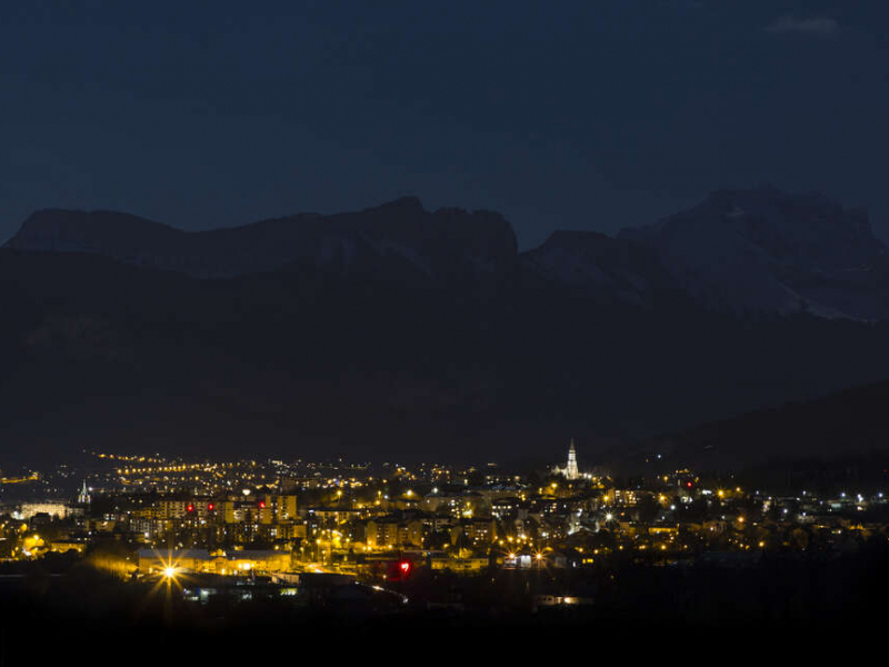 Annecy de nuit, zoom sur la pollution lumineuse. Crédit photo : Philippe Massit / OFB