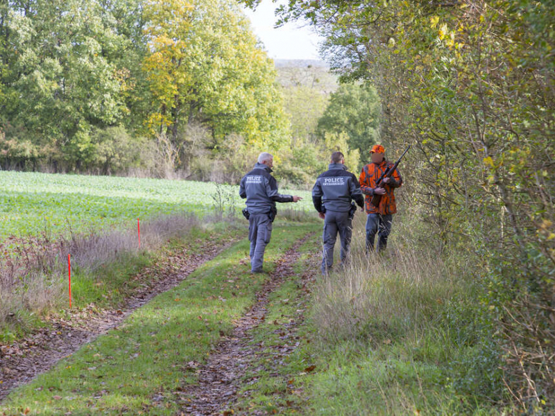 Contrôle de chasse par des inspecteurs de l'environnement. Crédit photo : Philippe Massit / OFB