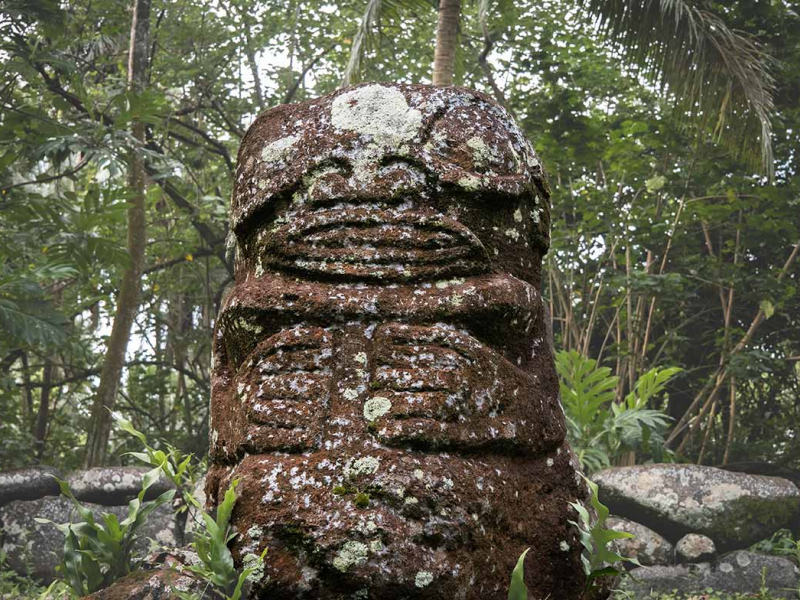 Tiki sculpté dans la pierre, île de Nuku Hiva. Crédit photo : E. Moreau / OFB