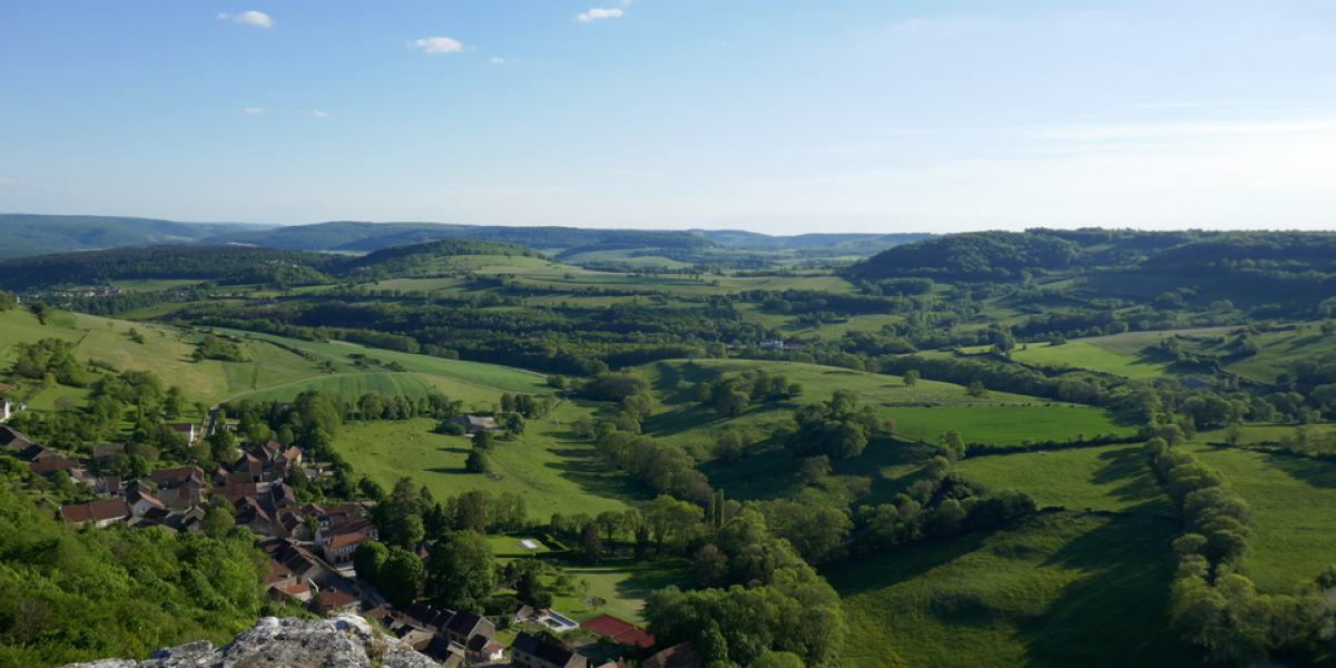 Une grande diversité de paysages et de milieux naturels caractérise la région, marquée notamment par des prairies montagnardes. Crédit photo : Julien Bouchard / OFB